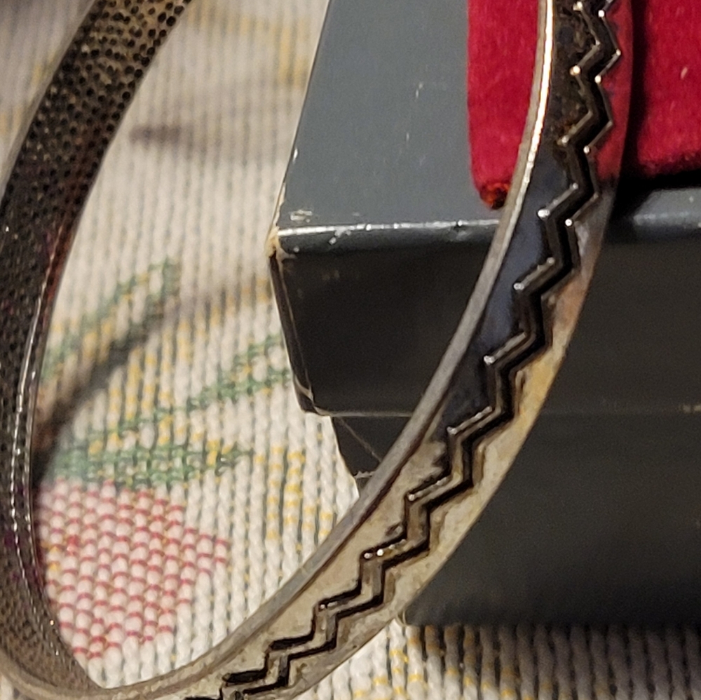 Silver Zigzag Patterned Bracelet - image 4